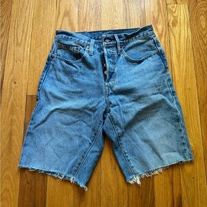 Levi’s mid length shorts, W26 button closure